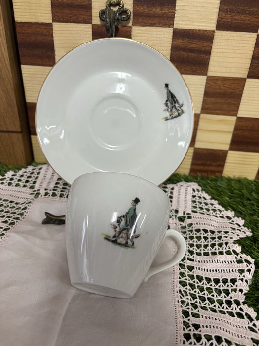 Chavena antiga marcada em porcelana