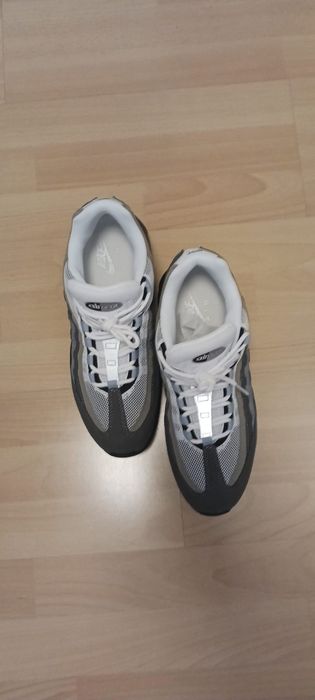 Nike Air Max 95 nas cores preto branco e cinzento