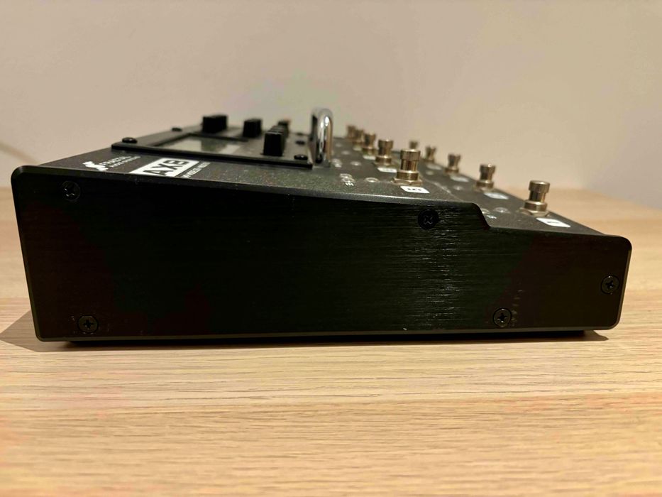 Fractal AX8 + Estojo Gator