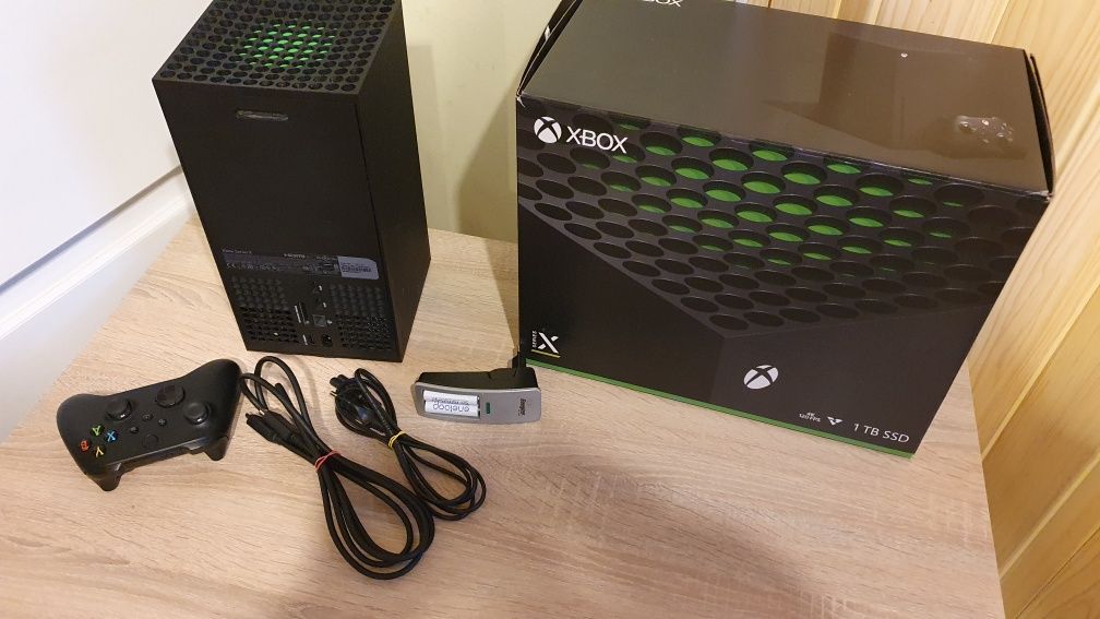 Konsola Xbox Series X + pad + Ładowarka z Aku