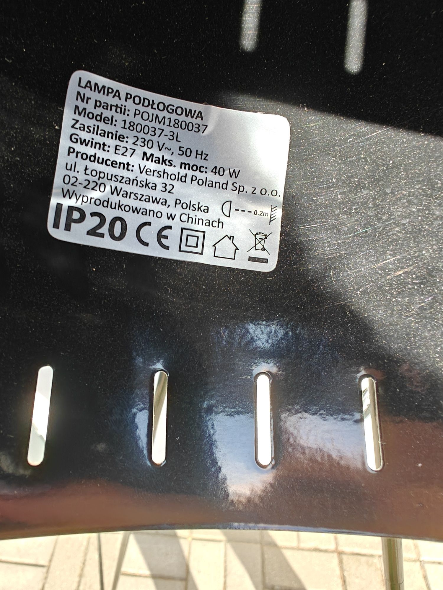 Nowoczesna stylowa czarna lampa podłogowa
