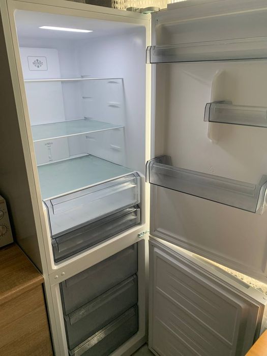 Холодильник майже новий дуже вмістимий економить  електроенергію