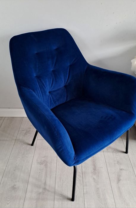 Welurowy granatowy fotel do salonu