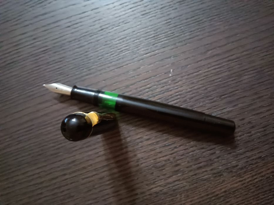 Caneta Pelikan preta de aparo