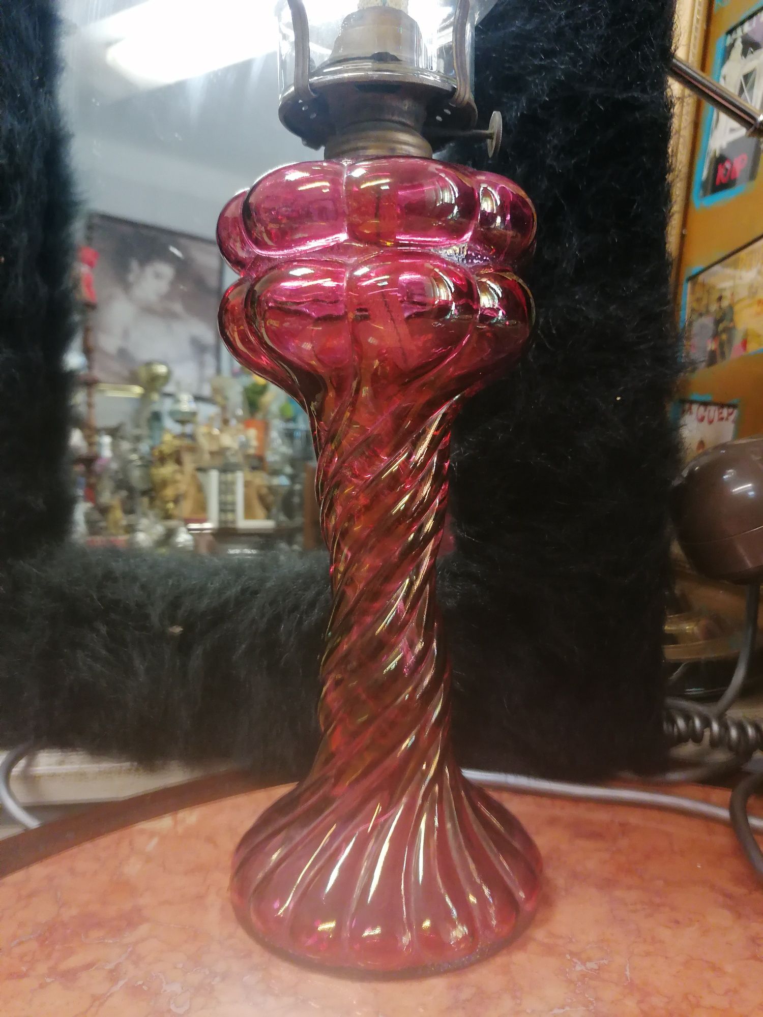 Candeeiro a petróleo em vidro vermelho