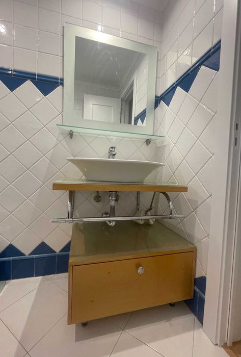 Movel WC c/ lavatorio, torneira, espelho e prateleira em vidro