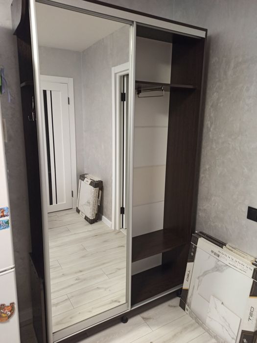 Шафа в прихожу, шафа з дзеркалом