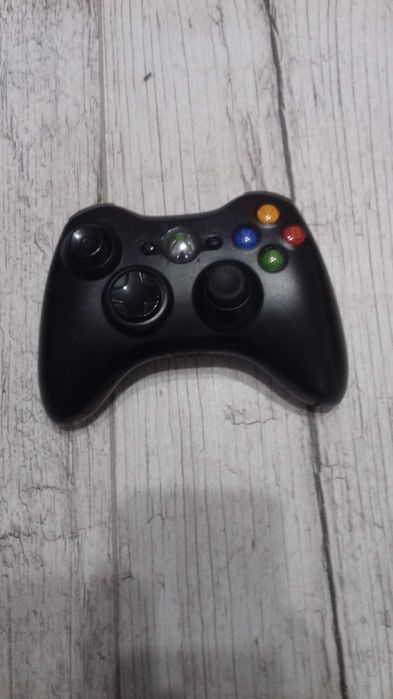 Xbox 360 z 13 grami 1 pad kinekt i wszystkie kable.
