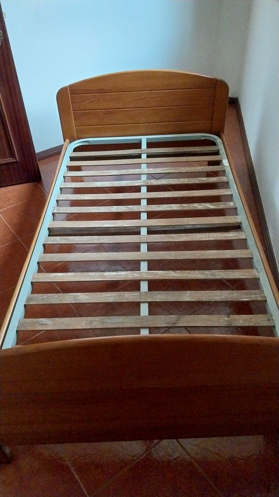 Cama pessoa individual em faia. Colchão e estrado incluído
