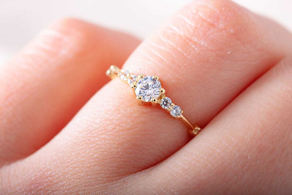 Кольцо из желтого золота с фианитами