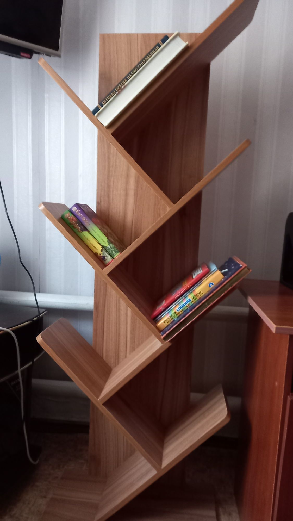 Полка для книг в виде деревца
