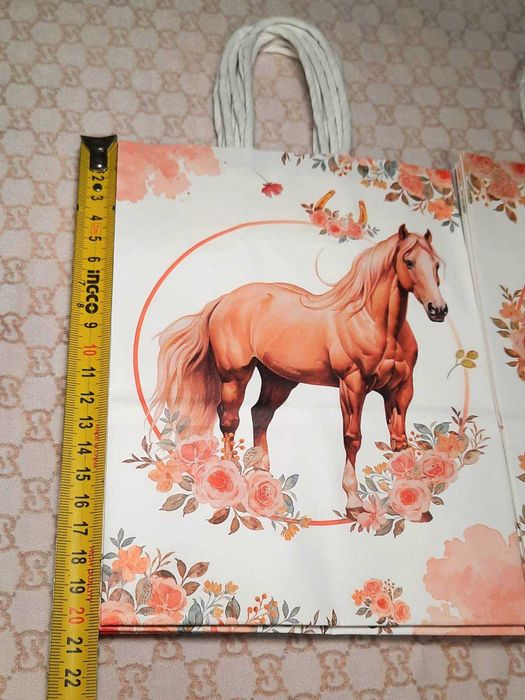 Пакети подарункові паперові кольорові з ручками