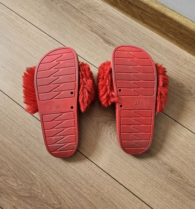 Damskie czerwone klapki kapcie z futerkiem używane