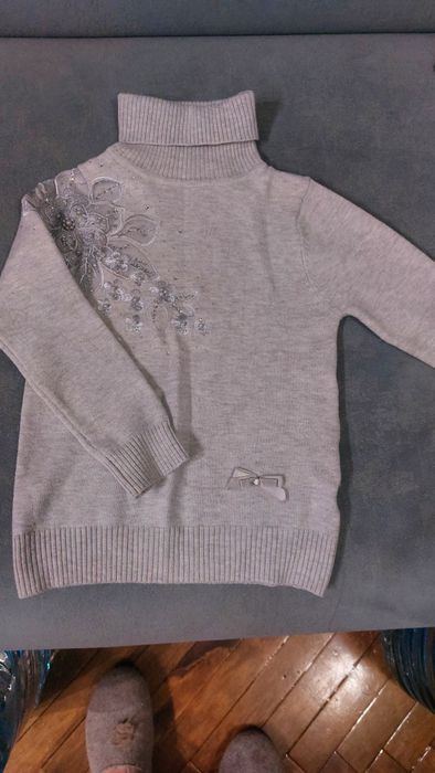 Свитерок для девочки. Мягенький. Тёплый и очень нарядный
