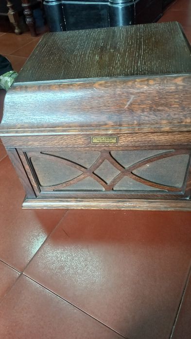 Caixa antiga, gira discos de vinil.