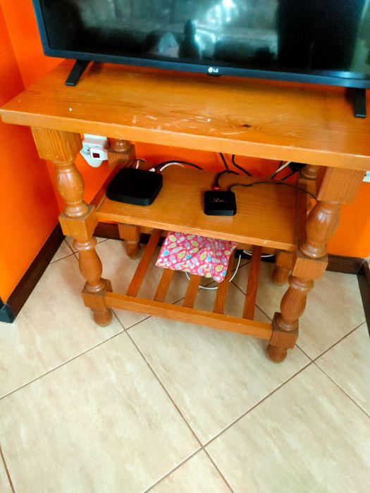 Centro de mesa e mesa de TV para sala em madeira maciça