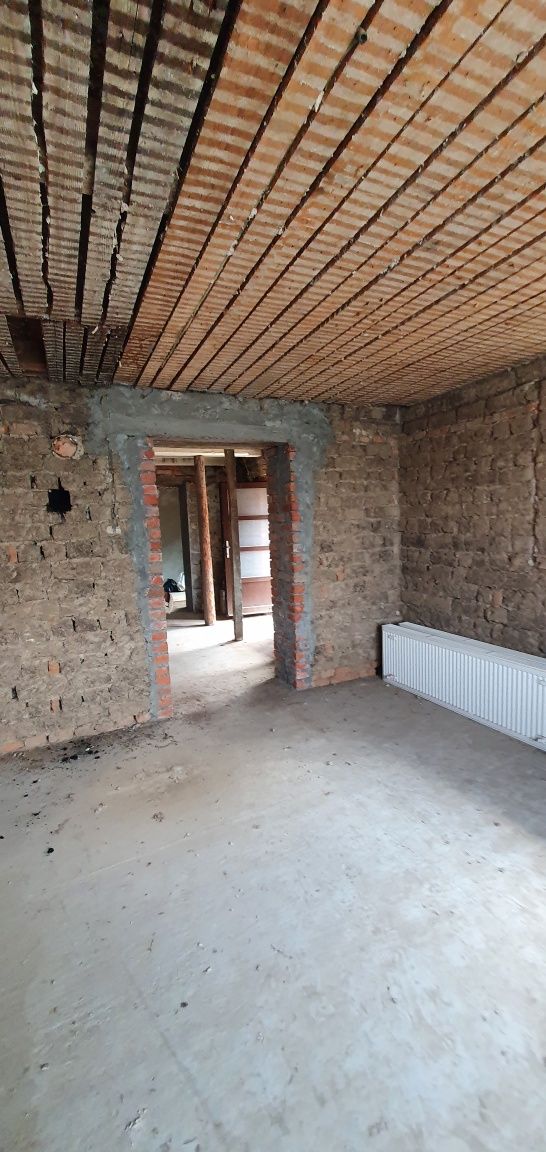 Невеликий будинок поряд з містом
