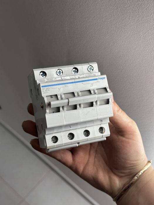 Електрообладнання: АВР, автомат, реле напруги