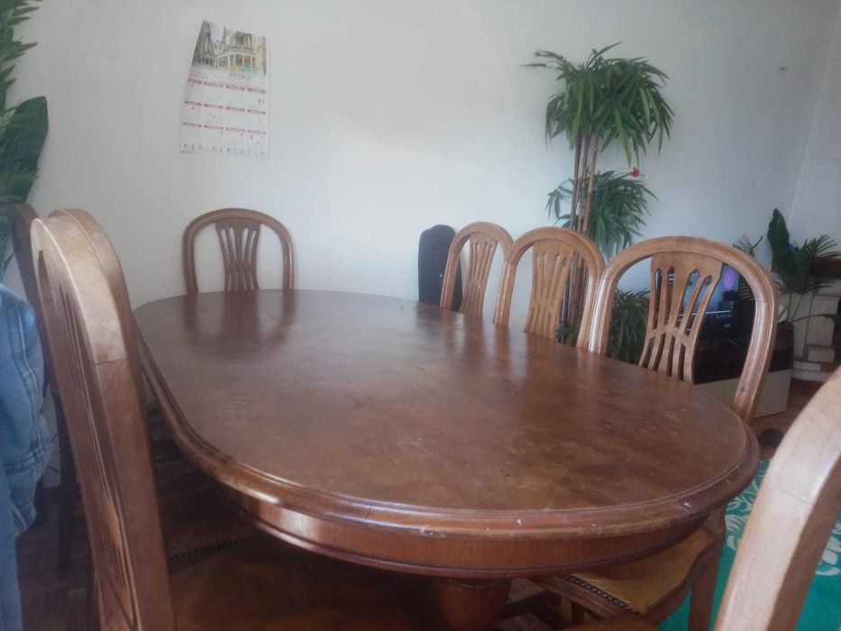 mesa  de jantar madeira com 8 cadeiras em bom estado .