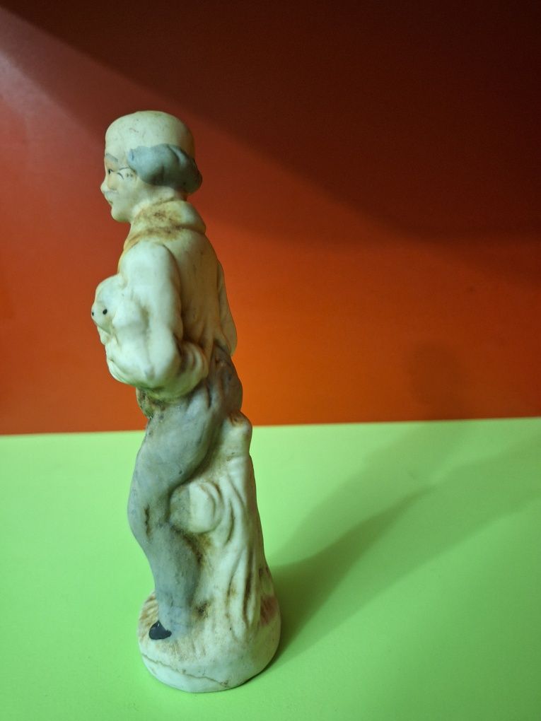 Figurka dziadek staruszek ze znanej serii  porcelana nieszkliwiona