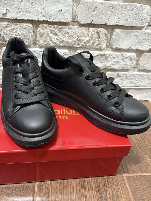 Кросівки жіночі