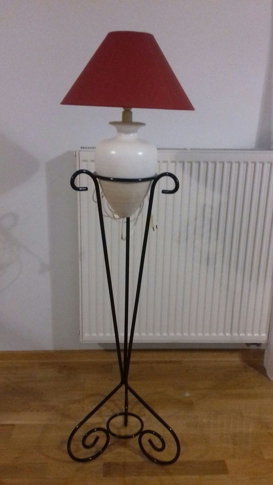 Ładna lampa stojąca do pokoju