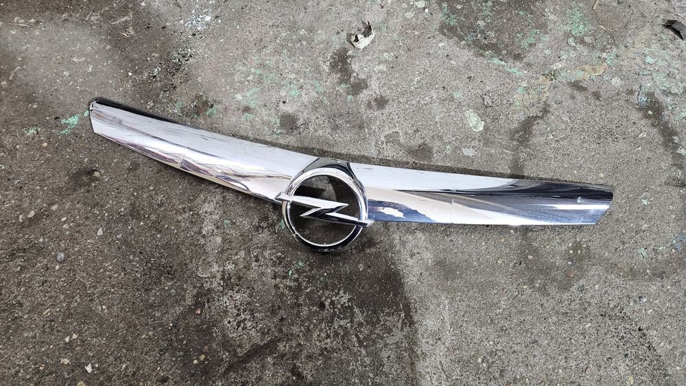 Grill emblemat logo znaczek zderzaka przód przedniego opel astra j IV