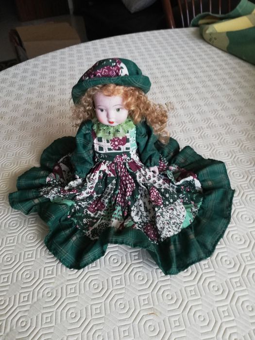 Bonita boneca em porcelana