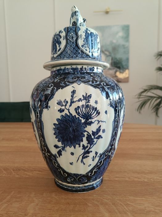 Wazon z pokrywą Boch „Delft Blue” – ręcznie malowany, ok. 30 cm

Na sp