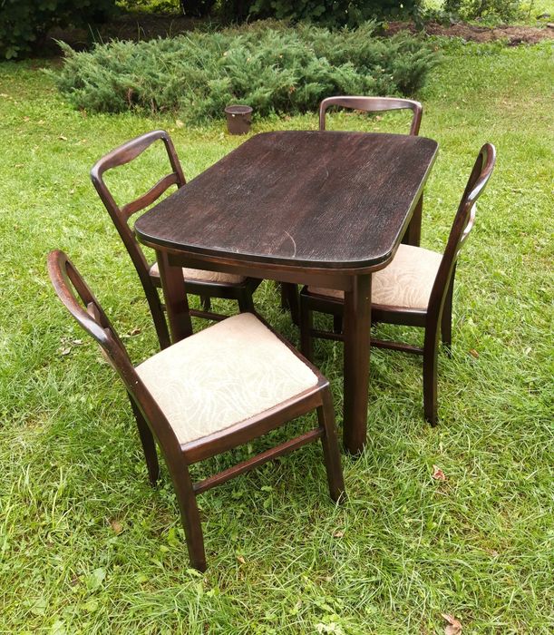 Drewniany rozkładany stół z czterema krzesłami