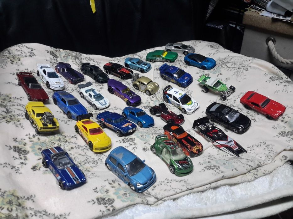 86 Carros miniatura majorette, hotwheel,welly, maisto