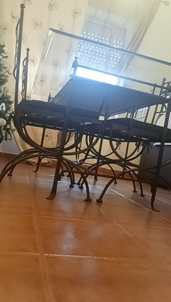 Conjunto Mesa e Cadeiras completo