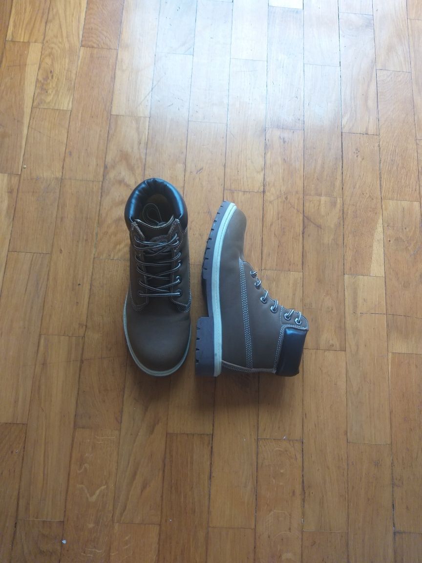 Botas em pele estilo TIMBERLAND