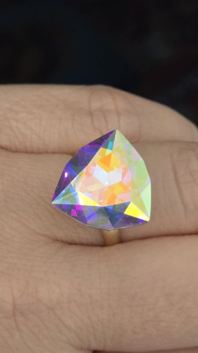 Cudowny pierścionek regulowany z opalizujacym oczkie.