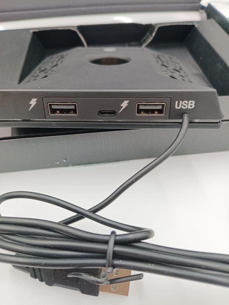 Stojak RGB z ładowarką na słuchawki