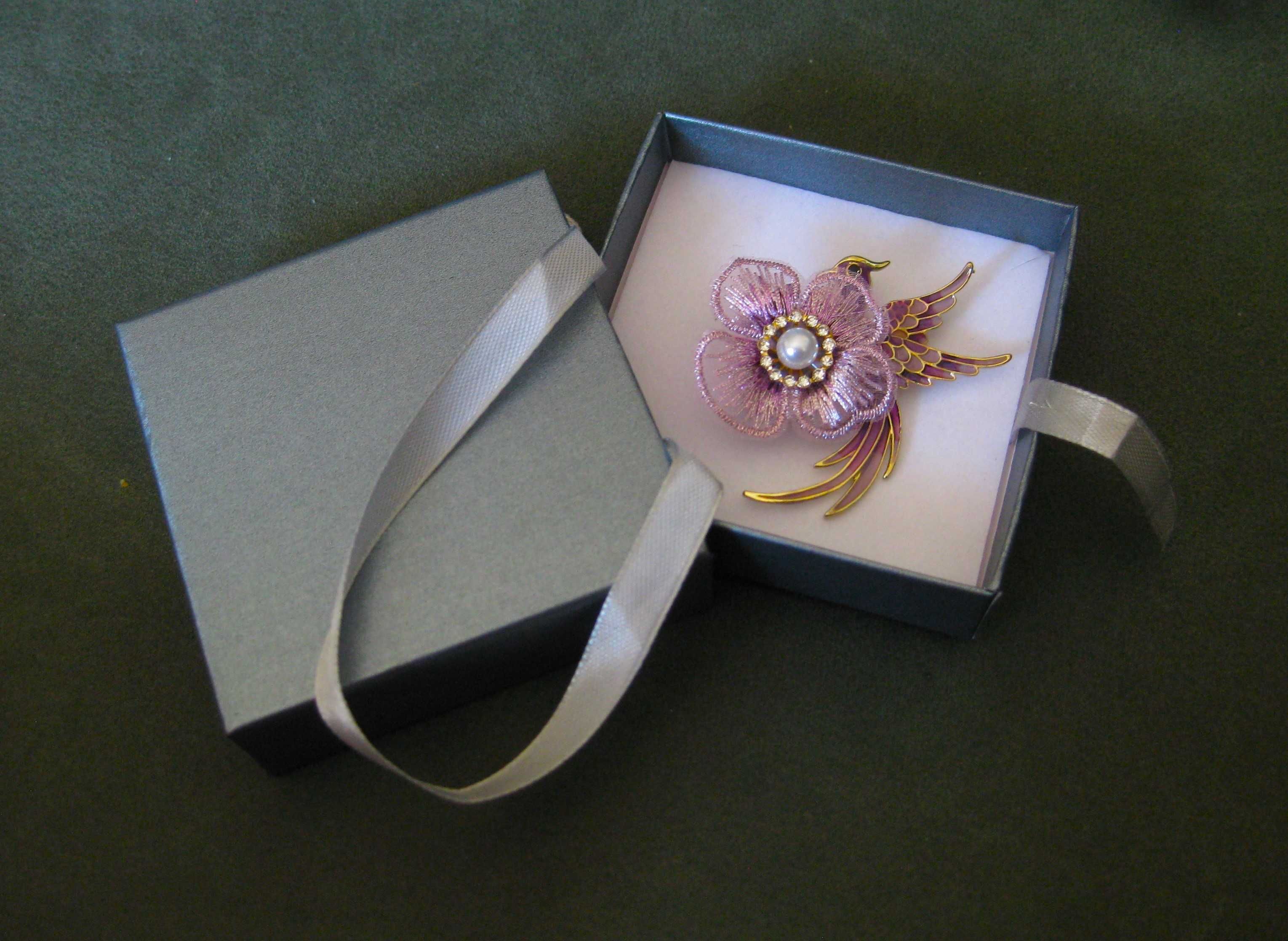 Alfinete / Broche / Pregadeira Passaro Escondido atrás da Flor NOVO