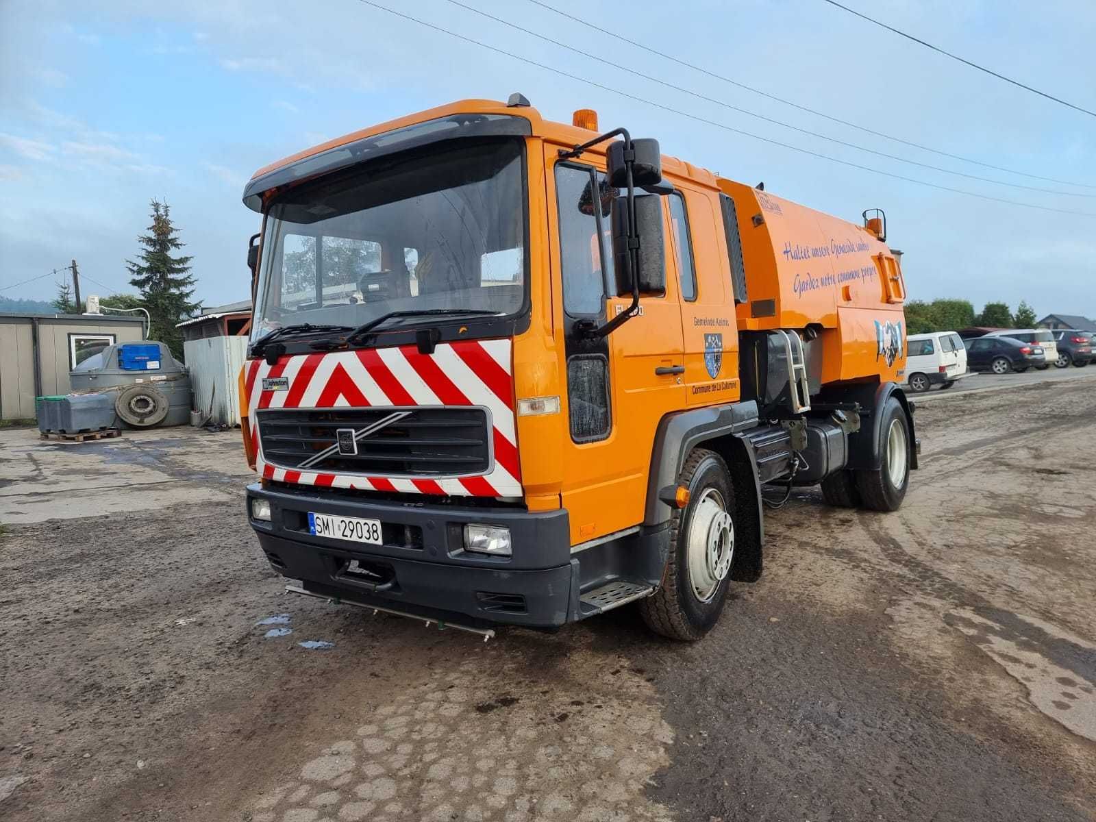 Usługa zamiatarką myjką, polewaczką Czyszczenie ulic, placów parkingów