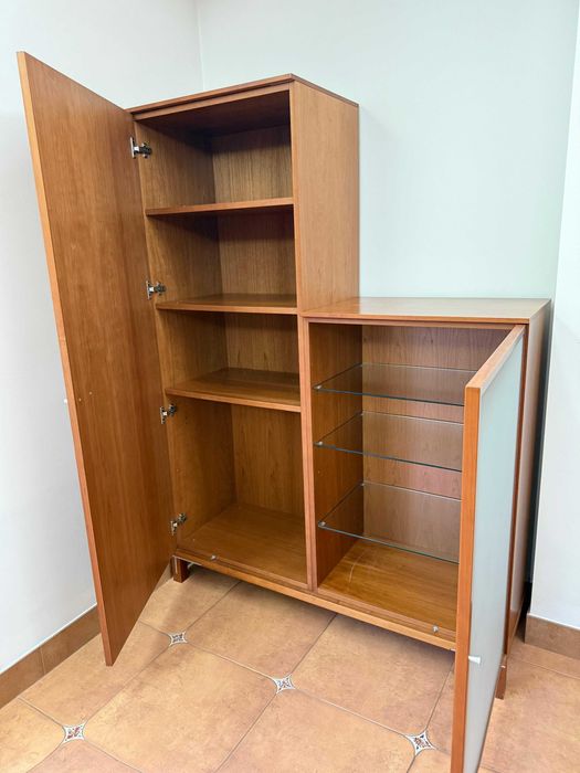 Móvel em madeira e vidro fosco