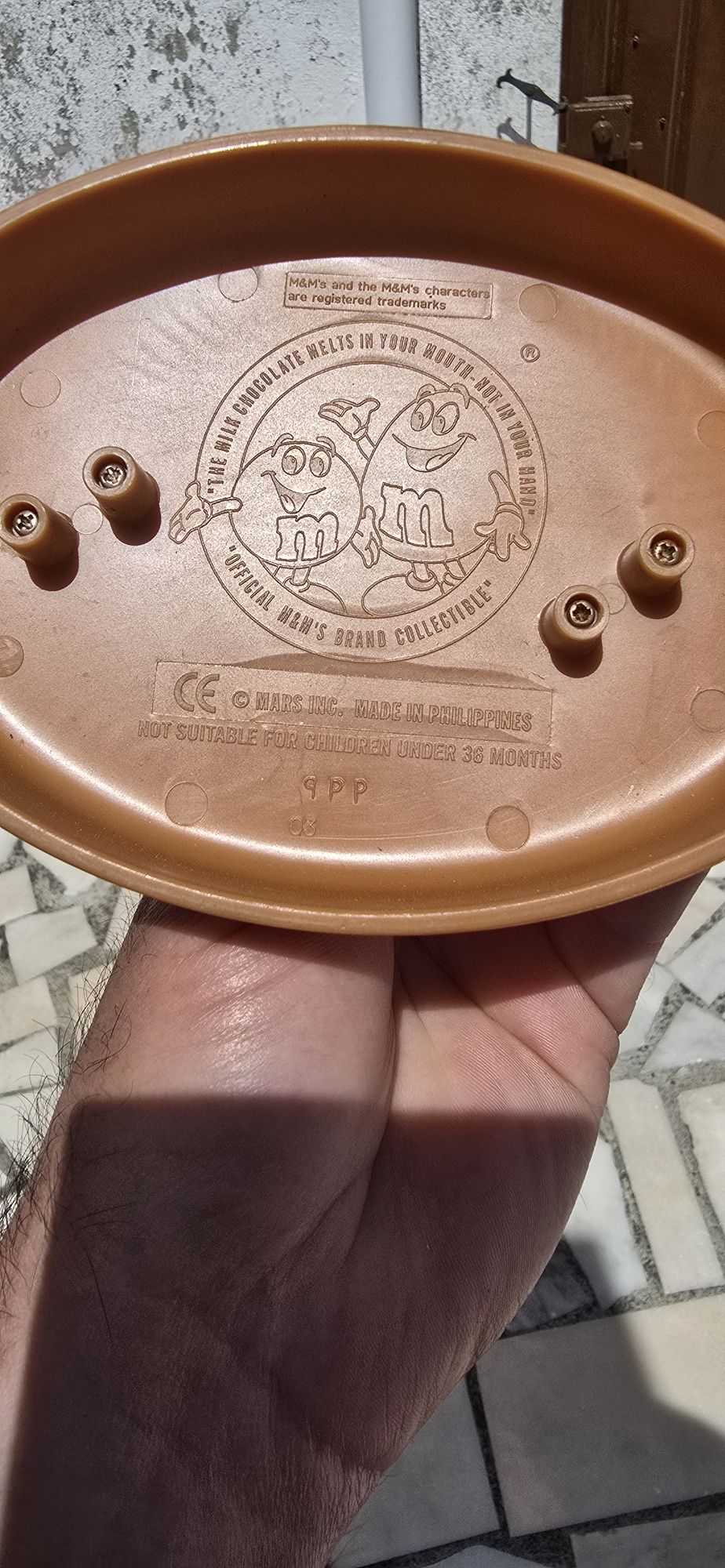 Dispensador M & Ms em boneco com depósito