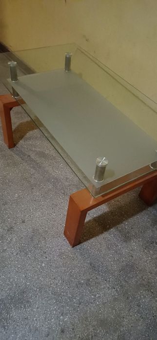 Stolik szklany z drewnianymi nogami