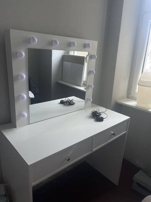 Toaletka z lustrem  i oswietleniem led