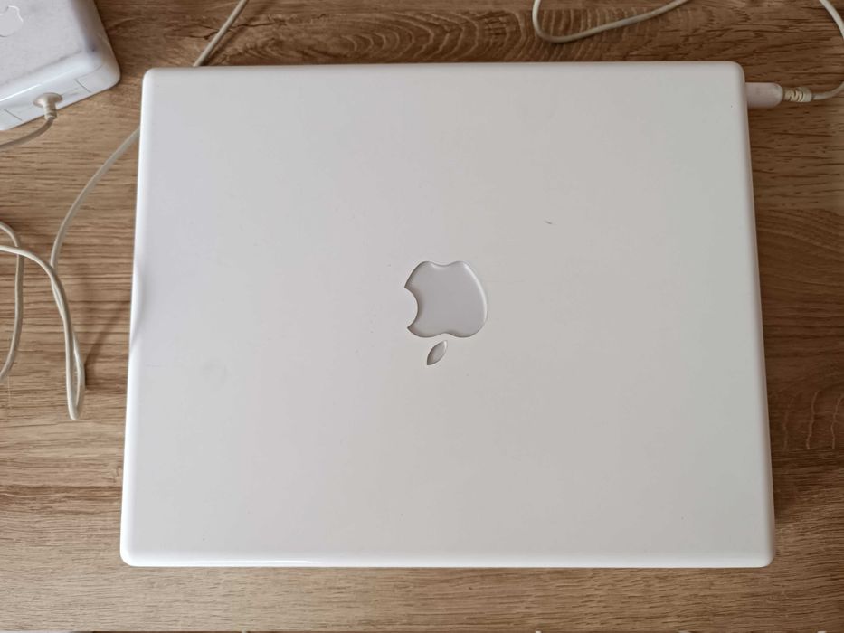 iBook G4 1.33GHz 1GB RAM 60GB HDD MacOS 10.4.11 Ubuntu 10.10