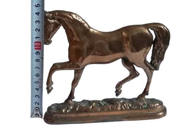 Mosiężna figurka konia vintage – ozdoba kolekcjonerska retro