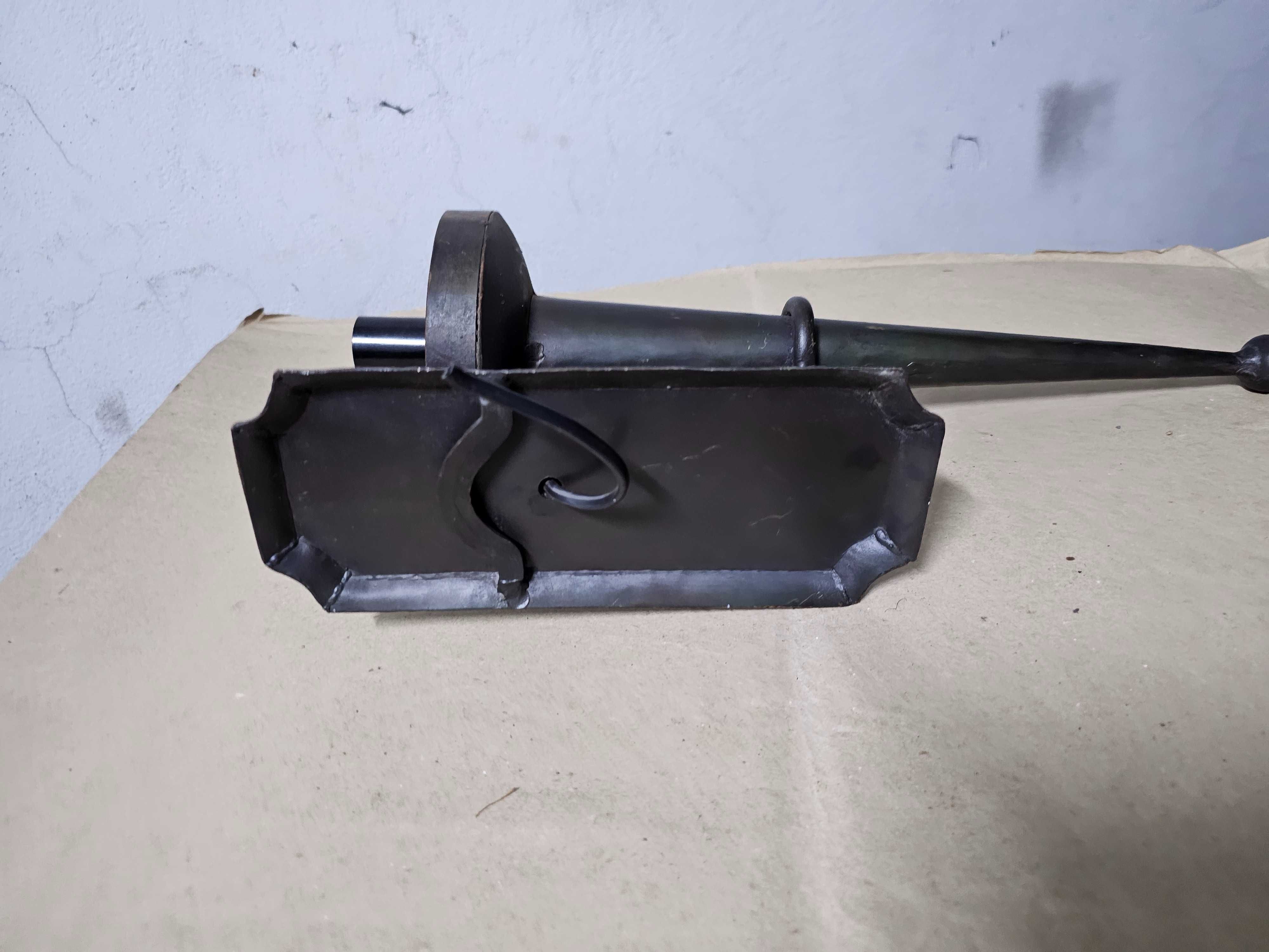 Candeeiro de parede em forma de tocha