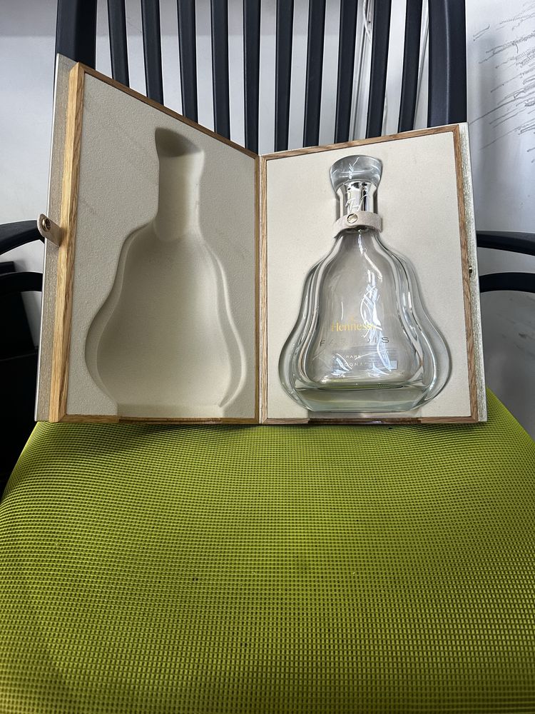 Hennessy Paradis бутылка с коробкой