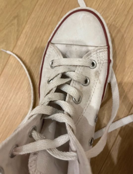 Sapatilhas All Star brancas em bom estado, tamanho de criança