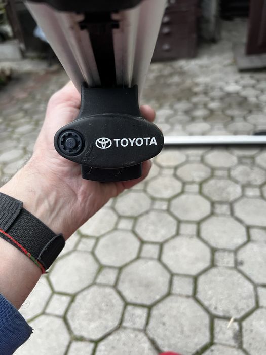 Поперечки на стандартні рейлінги. Модель Rav4  Перемички на дах.