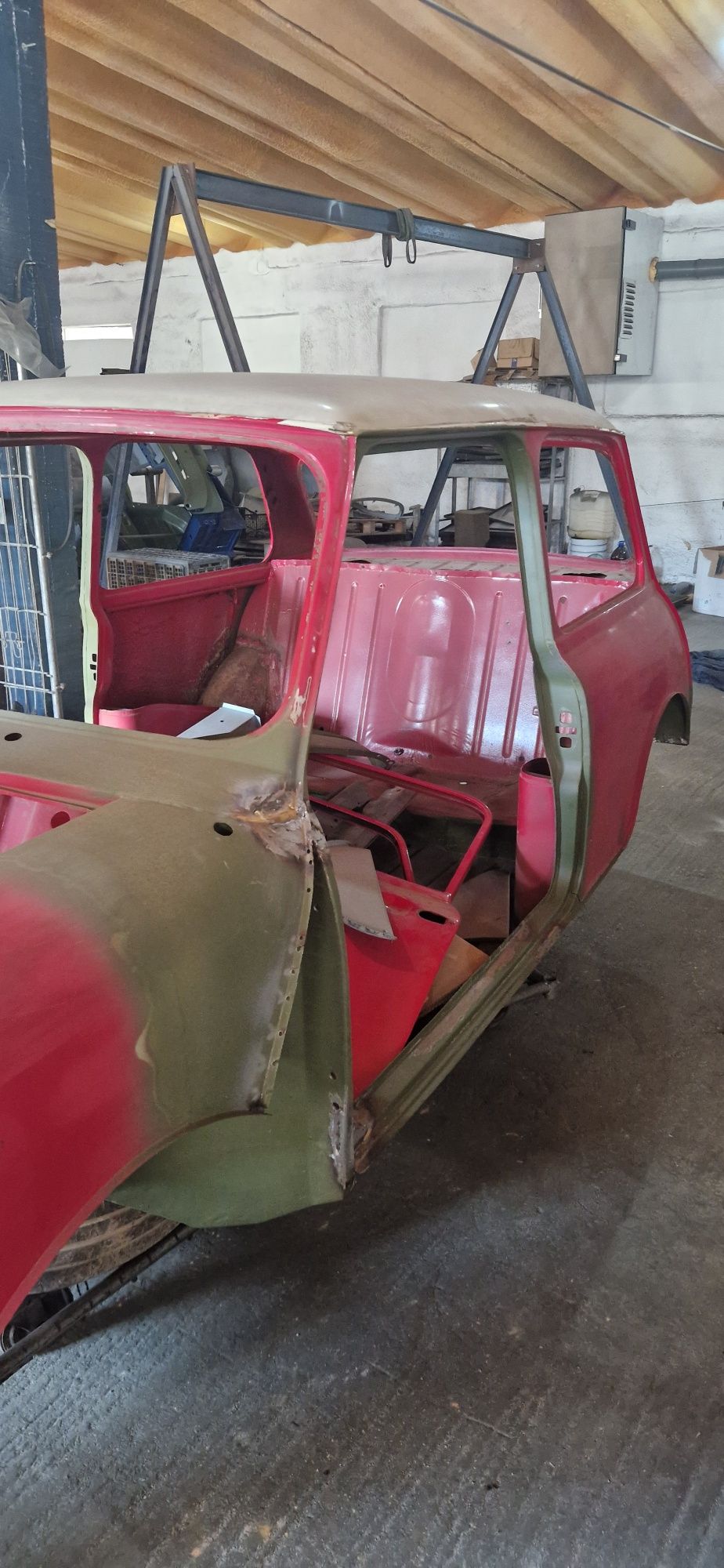 Mini 1000 vermelho de 1973, em fase adiantada de restauro