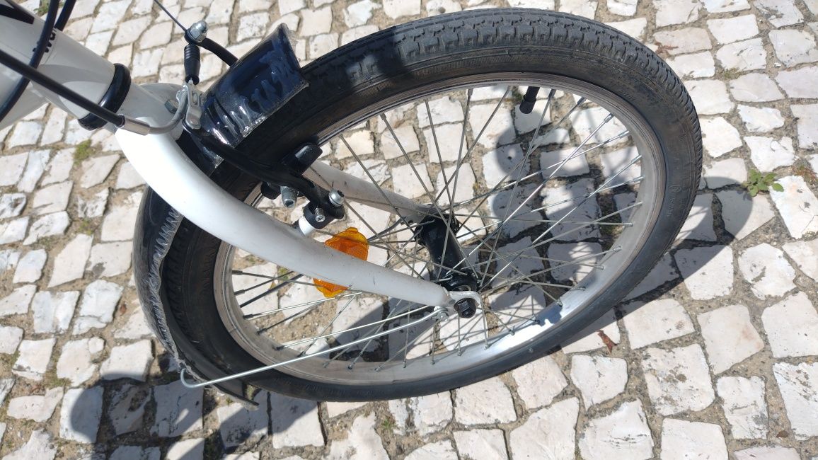 Bicicleta desmontável extremamente nova