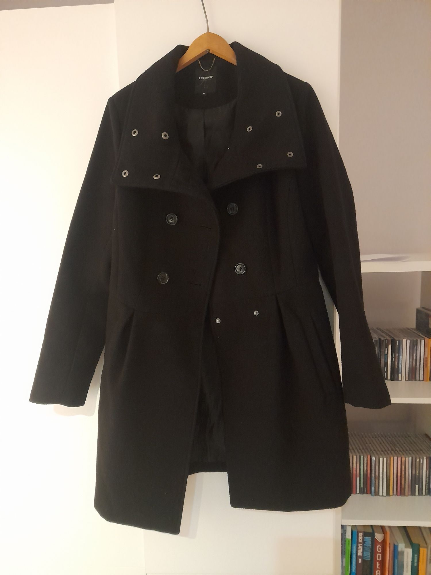 Czarny płaszcz Reserved